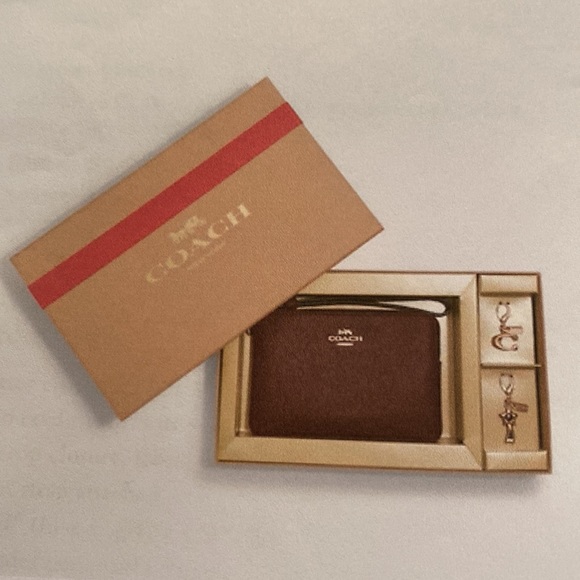 NWT Coach Gift Boxed Corner Zip Glitter Wristlet with Two Removable Charms - Picture 7 of 9
